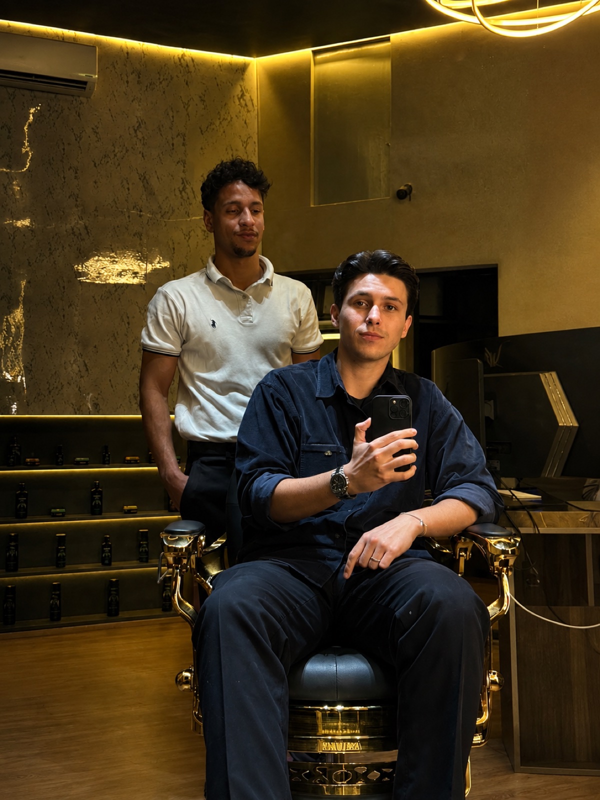 Lucas Souza em sua rotina profissional na barbearia